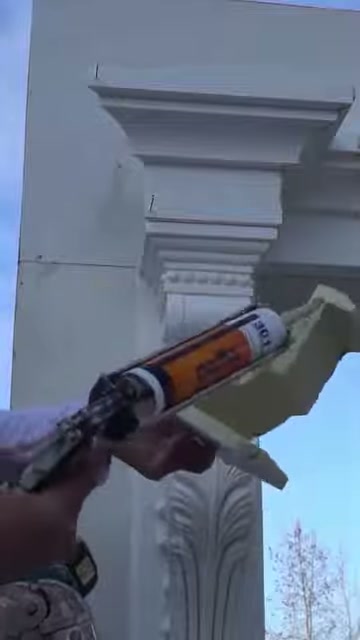 Yapıştırıcı sürülen tamamlayıcı parça dekoratif kiriş altına taşınıyor