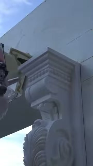 Usta, üst cephe süsünün köşe hizasını eliyle kontrol ediyor