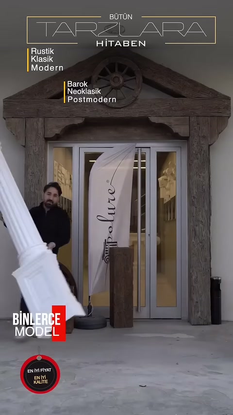 Usta beyaz dekoratif sütunu rustik giriş alanına getiriyor