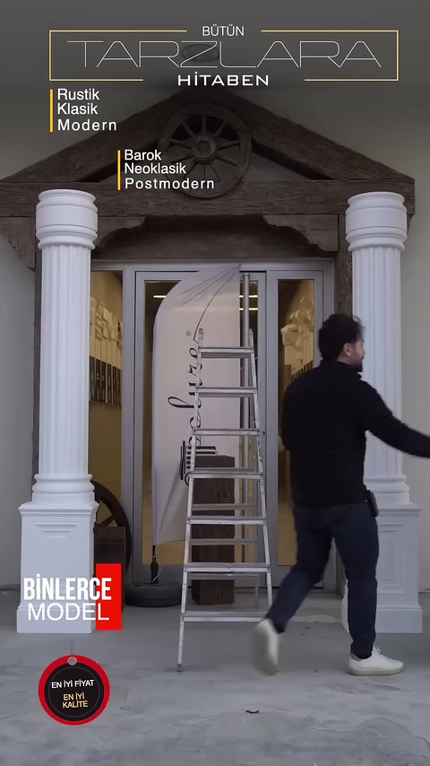 Usta uzun beyaz üst profili merdivenin yanında kaldırmaya hazırlanıyor