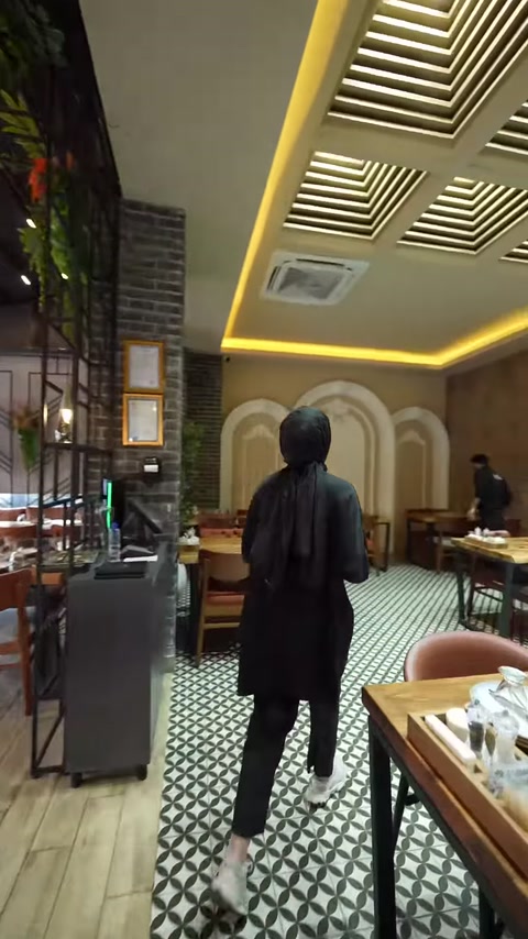 Restoran duvarındaki kemer söve kompozisyonları uzaktan görülüyor