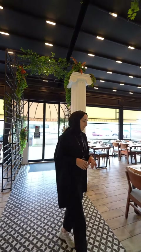 Tamamlanmış İyon sütun uygulaması, masalar ve cam cepheyle görüntüleniyor.