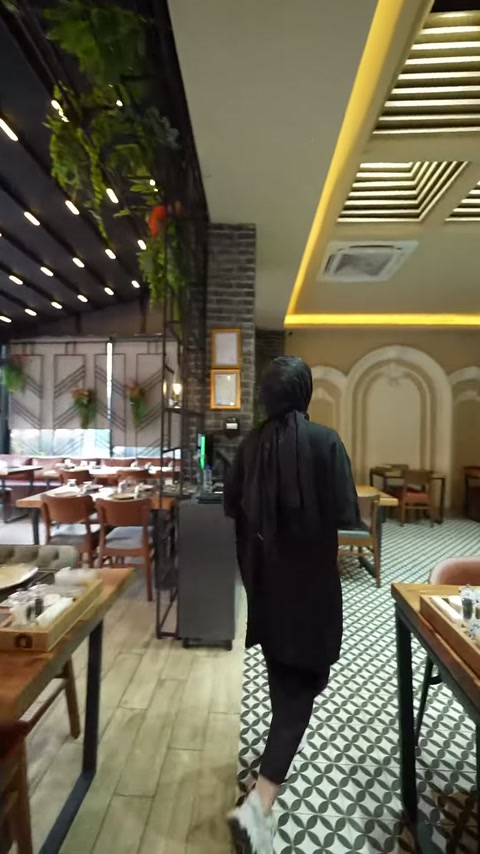 Restoranın tamamlanmış kemer söveleri, desenli tavan ve zeminle sergileniyor.