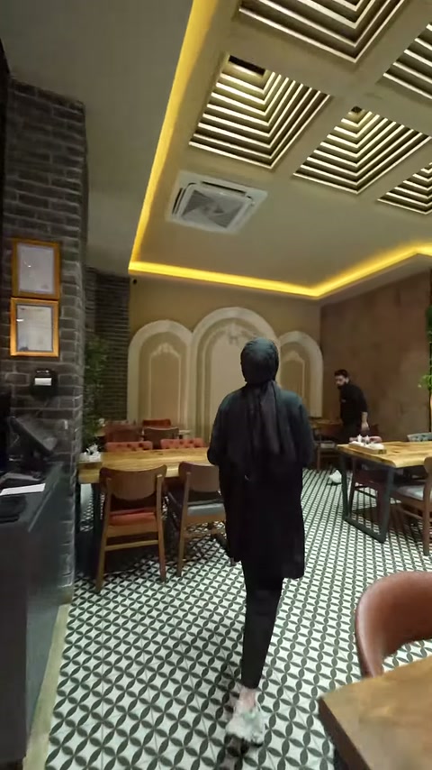 Üçlü kemer söve düzeni, restoranın yemek bölümünde uzaktan tanıtılıyor.