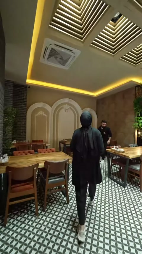 Beyaz kemer söveler, taş görünümlü duvarda tamamlanmış halde bulunuyor.