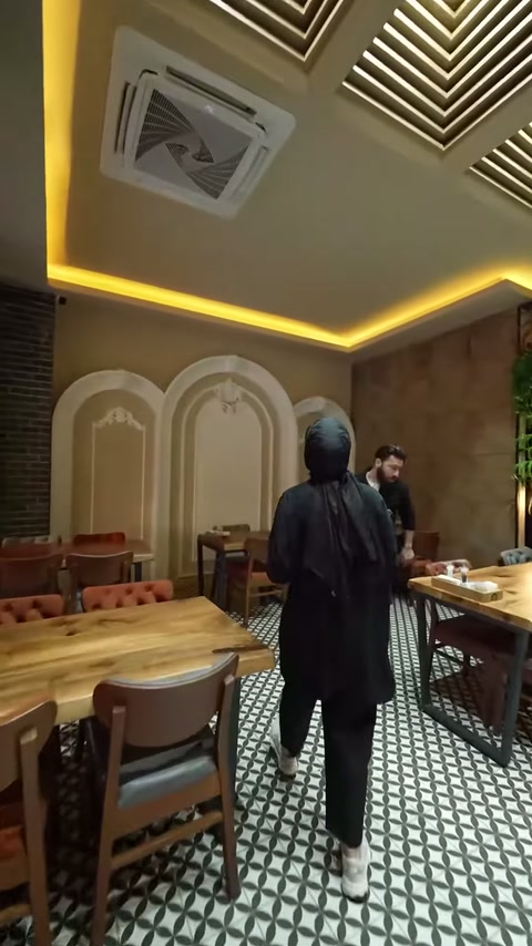Restoran duvarındaki kemerli dekorlar ve çevre çıtaları karşıdan gösteriliyor.