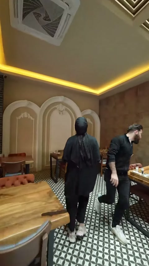 Üç kemerli söve uygulaması, ahşap masaların arkasında bütün olarak görülüyor.