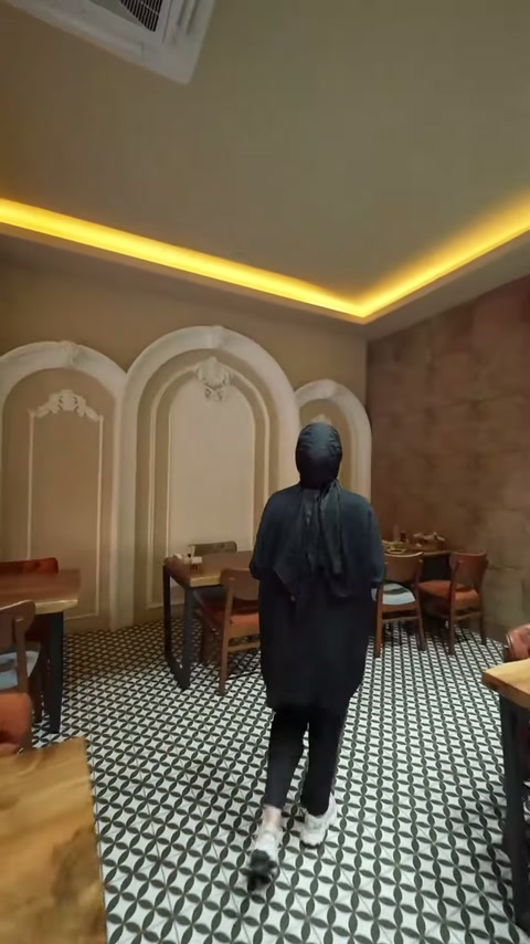 Tamamlanan kemer söveler, sıcak tavan aydınlatması altında sergileniyor.