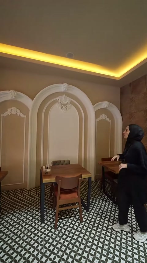 Sunucu, üçlü kemer kompozisyonunun merkez bölümündeki süslemeyi işaret ediyor.