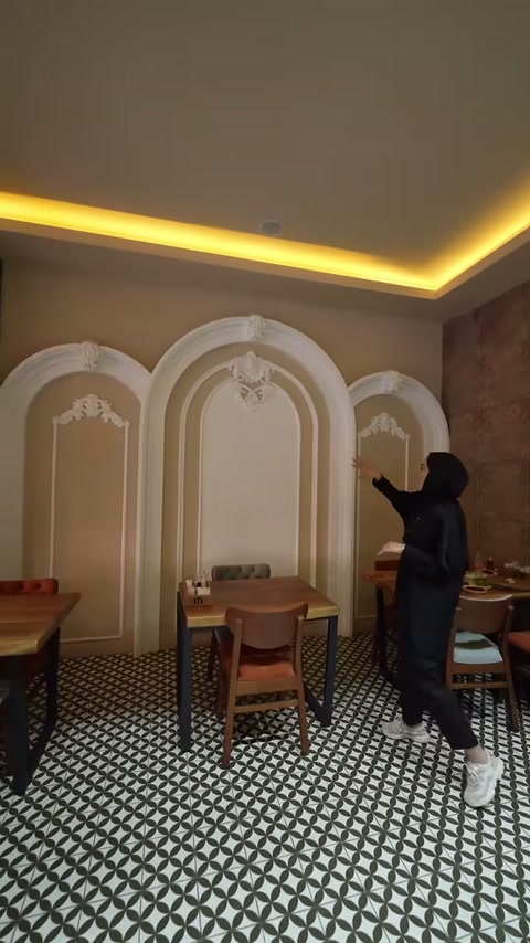 Orta kemerin katmanlı çerçevesi ve üst dekoru salonda tanıtılıyor.