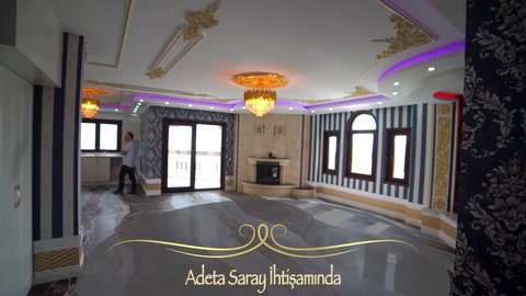 Geniş iç mekânda kartonpiyer, tavan çıtaları ve renkli aydınlatma