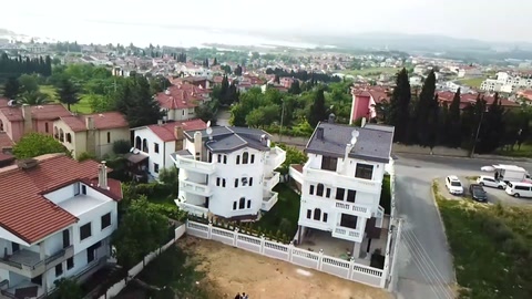 Havadan görünümde çevre yapılar arasında tamamlanan beyaz villa