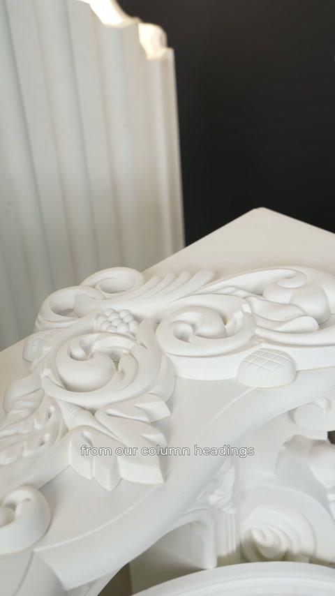 Kabartmalı süslemenin spiral kıvrımları ve katmanlı yüzeyi öne çıkıyor.