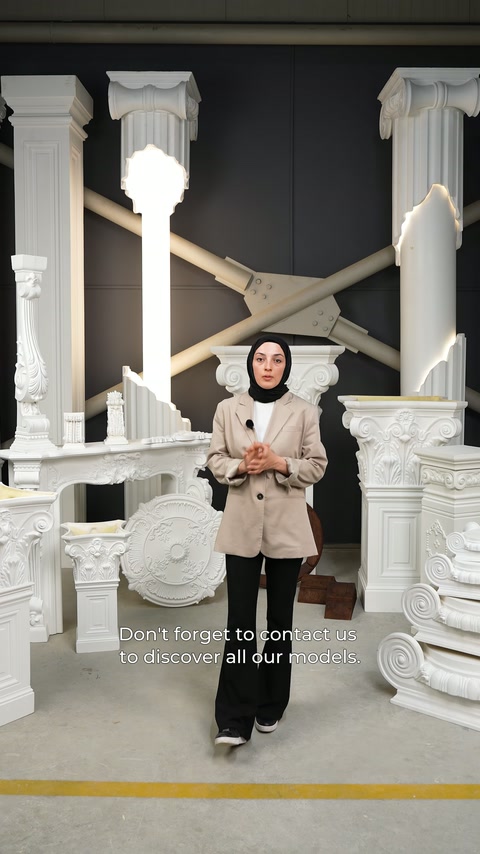 Geniş showroom düzeninde sütunlar, profiller ve tavan göbekleri görülüyor.