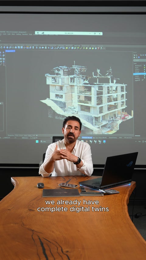 Sunum ekranında binanın oluşturulmuş dijital ikiz modeli