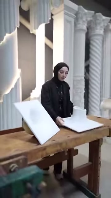 İki farklı amorf armatür paneli ahşap masada sergileniyor
