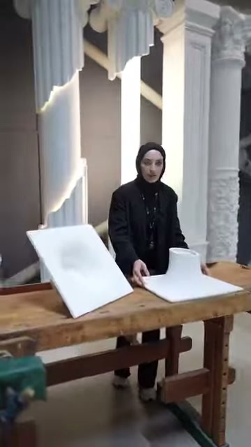 Sunucu iki beyaz armatür numunesi arasında açıklama yapıyor