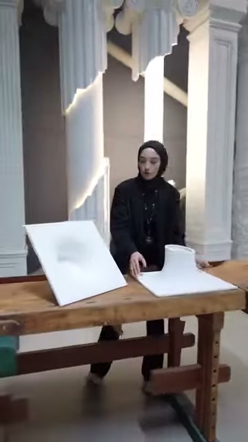 Kare panellerin içe ve dışa kıvrımlı yüzeyleri birlikte sunuluyor