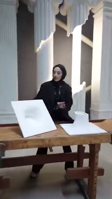 Sunucu masadaki çukur yüzeyli amorf panele doğru yöneliyor