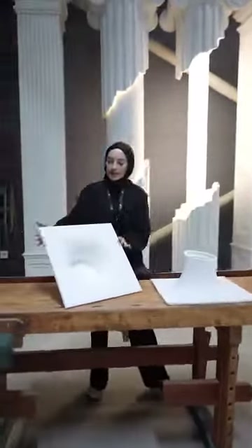 İçe kavisli kare armatür paneli masadan kaldırılmaya hazırlanıyor