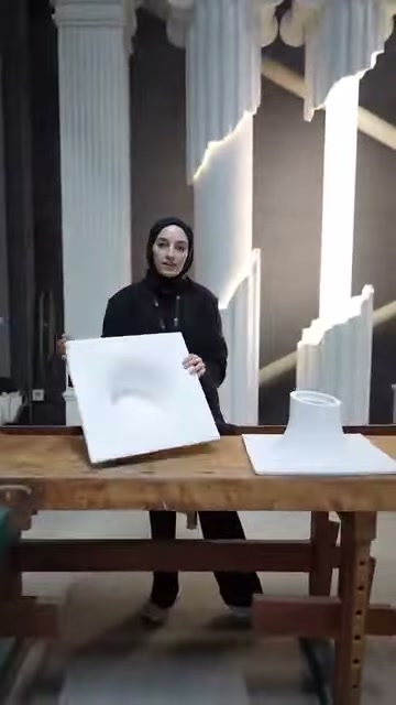 Sunucu çukur merkezli amorf aydınlatma panelini dik tutuyor