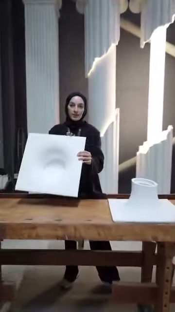 İç bükey panelin yumuşak geçişli kare yüzeyi önden sergileniyor