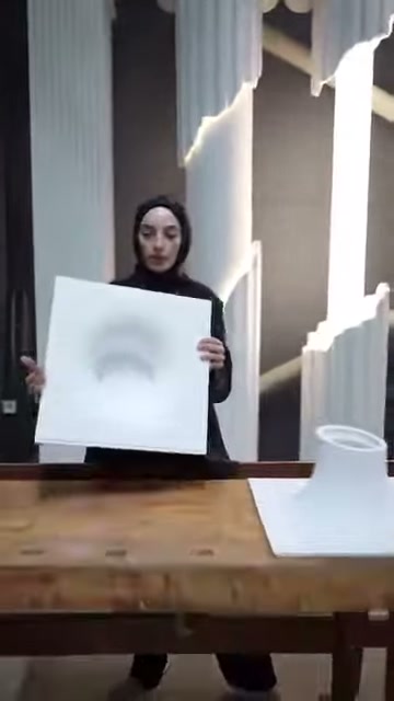Sunucu merkezinde çukur bulunan paneli gövdesi önünde tutuyor