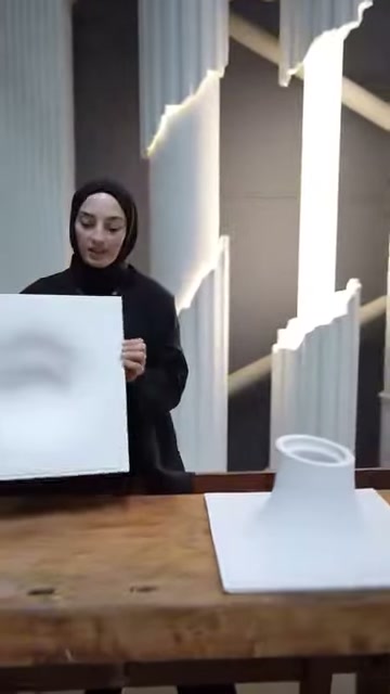 Sunucu içe kıvrılan armatür merkezini eliyle işaret ediyor