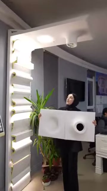 Sunucu iki karşıt formlu amorf paneli yan yana kaldırıyor