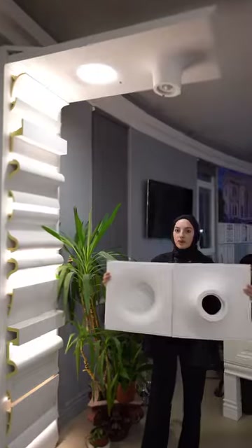 İki kare armatür numunesi showroom girişinde karşılaştırmalı sunuluyor