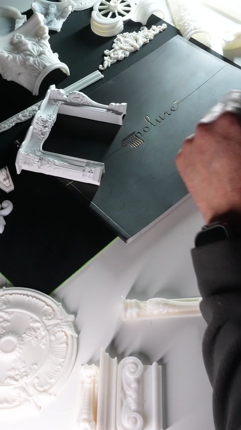 Birleştirilmiş ölçekli maket dekoratif sütun ve çerçeve detaylarını sergiliyor