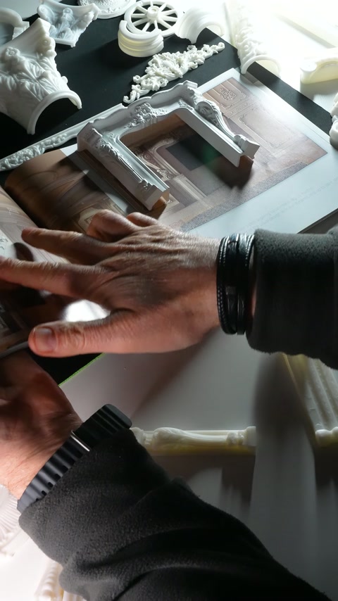 El hareketi, maket çevresindeki farklı dekoratif parçaları tanıtıyor
