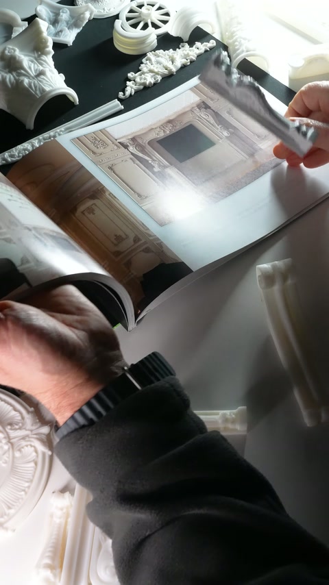 Maket kaldırılırken katalogdaki klasik oda tasarımı yeniden ortaya çıkıyor