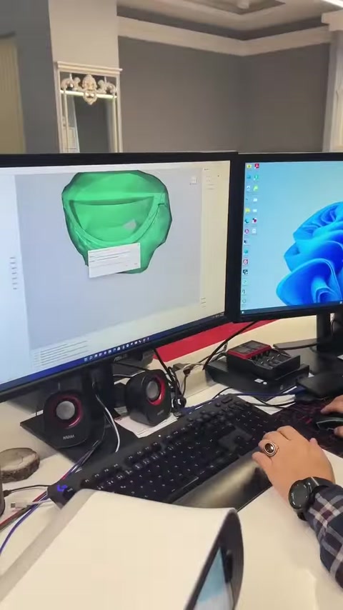 Tarama sonucu oluşan üç boyutlu model bilgisayar ekranında inceleniyor