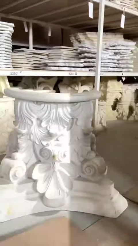 Kabartmalı başlığın ön yüzündeki yapraklar ve kıvrımlı süslemeler seçiliyor.