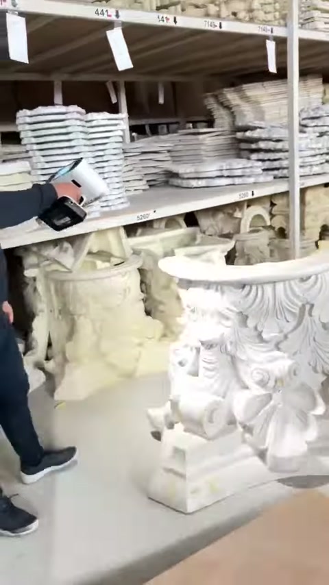 El tipi cihaz, bezemeli başlığın alt ve yan kısımlarında gezdiriliyor.