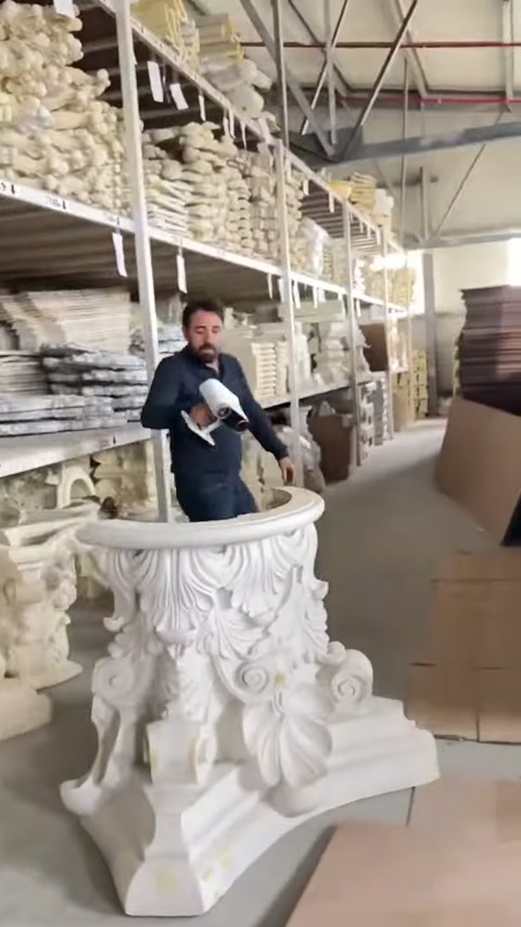 Görevli, tarayıcıyı farklı yönde tutarak başlığın çevresini kaydediyor.
