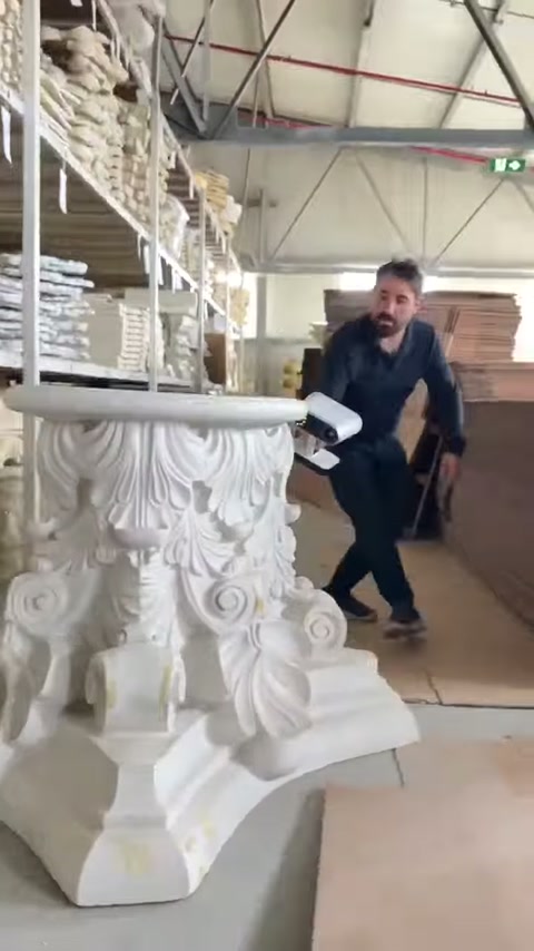 İşlem alanında iki süslü sütun başlığı ve tarama ekipmanı bulunuyor.
