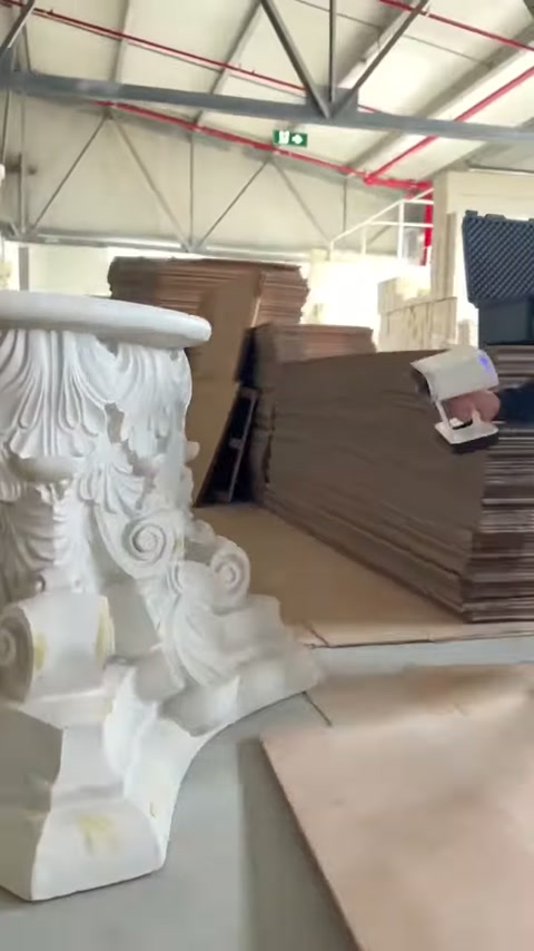 Tarayıcı, beyaz başlığın üst tablası çevresindeki ayrıntılara yöneltiliyor.