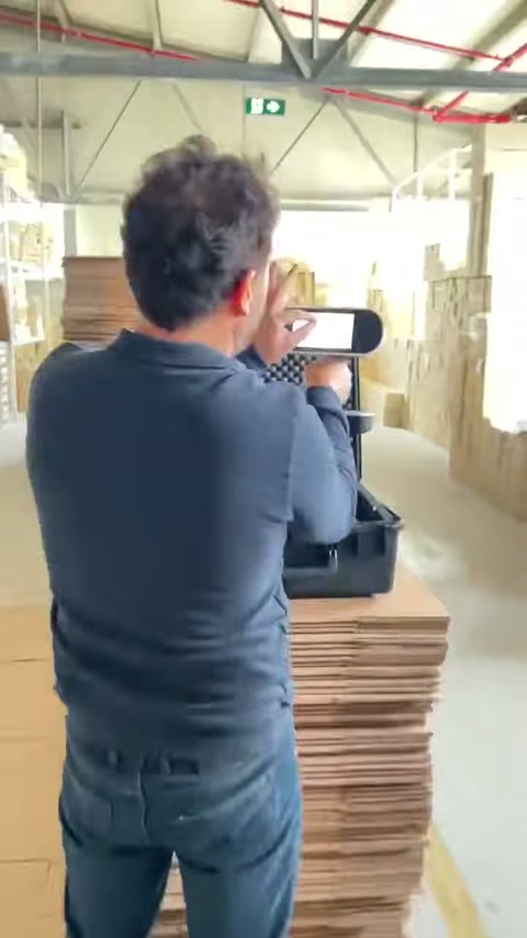 Görevli, cihazı başlığın çevresinde hareket ettirerek yüzey kaydını sürdürüyor.