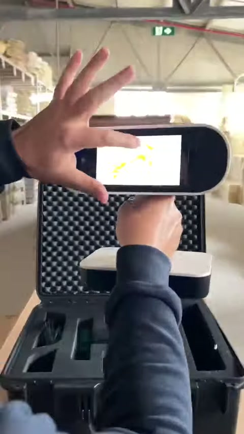 Tarayıcının aydınlık ekranı, veri toplama işlemi sırasında yakından izleniyor.