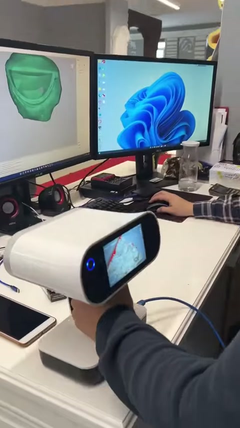 Ofisteki monitörlerde taranan parçaya ait renkli yüzey modelleri açılıyor.