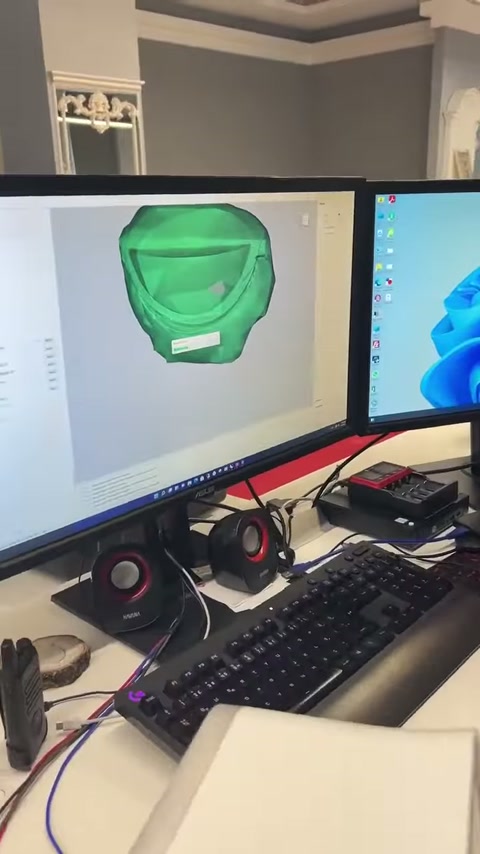 Çift monitörlü çalışma masasında sütun başlığına ait modeller değerlendiriliyor.