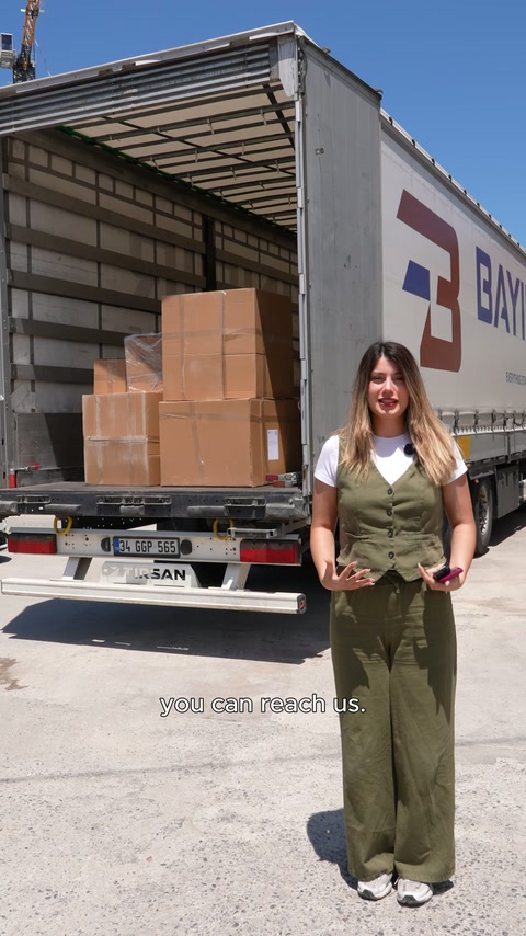 Paketlenmiş dekorasyon ürünleri kamyon kasasında katmanlar halinde duruyor