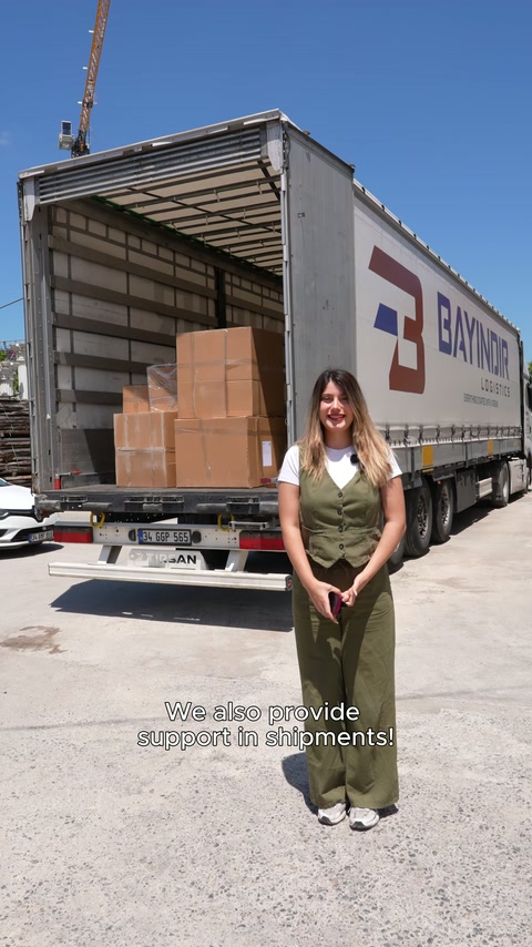 Açık kasadaki korumalı ürün paketleri sunucunun arkasında görülüyor