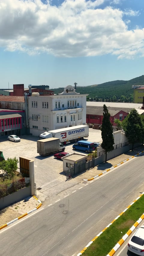 Fabrika yerleşkesi ve sevkiyat araçları geniş açıyla görüntüleniyor