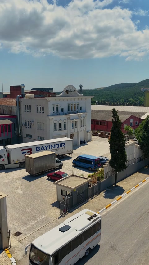 Fabrika sahasındaki farklı araçlar sevkiyat alanında sıralanıyor