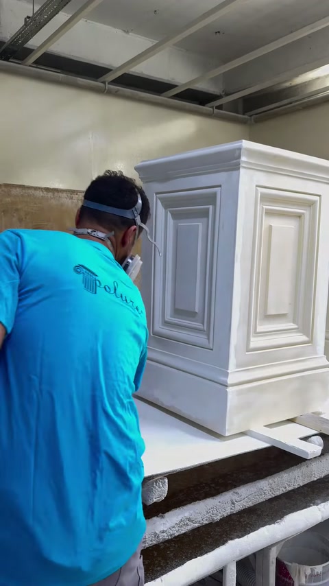 İki pilaster modeli üretim alanında yan yana duruyor