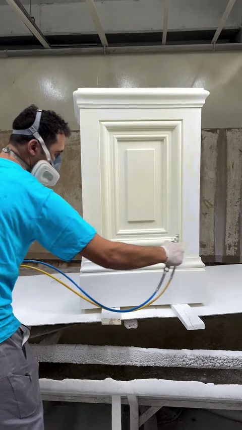 Pilaster yüzeyine tabancayla eşit katman uygulanıyor