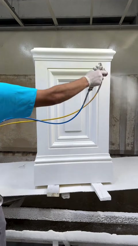 Tamamlanan beyaz pilaster boya standında kontrol ediliyor